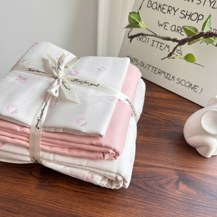 91家纺网 家纺一手货源 找家纺 爱思佳 2024新款A类母婴全棉双层纱印花四件套直播热卖系列三 叠拍图 奶油草莓