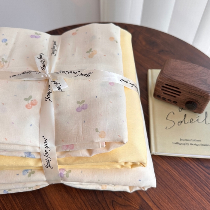 91家纺网 家纺一手货源 找家纺 爱思佳 2024新款A类母婴全棉双层纱印花四件套直播热卖系列三 叠拍图 奶油樱桃