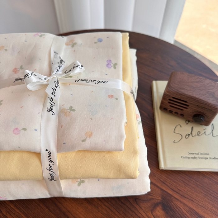 91家纺网 家纺一手货源 找家纺 爱思佳 2024新款A类母婴全棉双层纱印花四件套直播热卖系列三 叠拍图 奶油樱桃