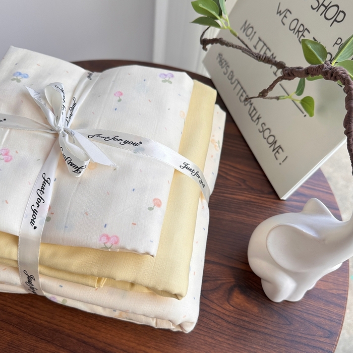 91家纺网 家纺一手货源 找家纺 爱思佳 2024新款A类母婴全棉双层纱印花四件套直播热卖系列三 叠拍图 奶油樱桃