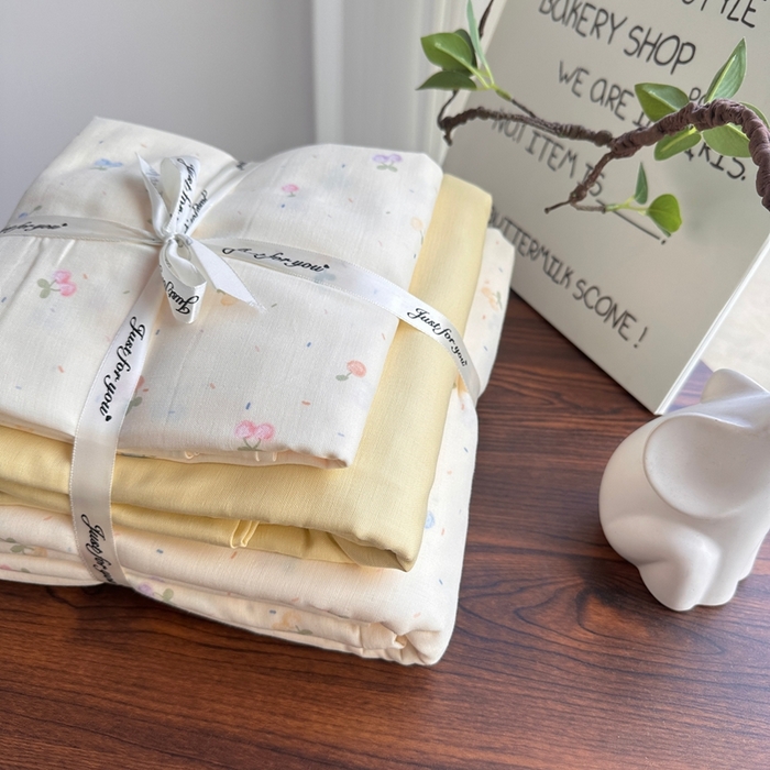 91家纺网 家纺一手货源 找家纺 爱思佳 2024新款A类母婴全棉双层纱印花四件套直播热卖系列三 叠拍图 奶油樱桃