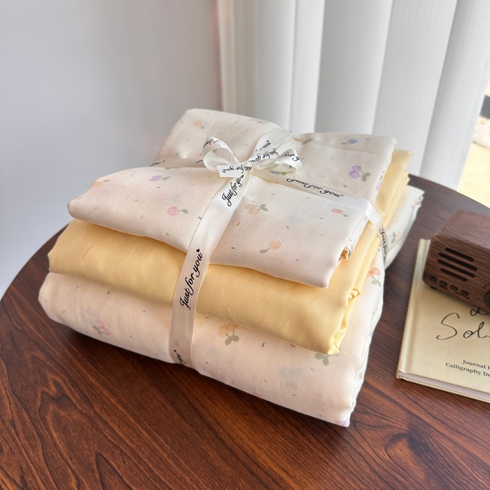 91家纺网 家纺一手货源 找家纺 爱思佳 2024新款A类母婴全棉双层纱印花四件套直播热卖系列三 叠拍图 奶油樱桃