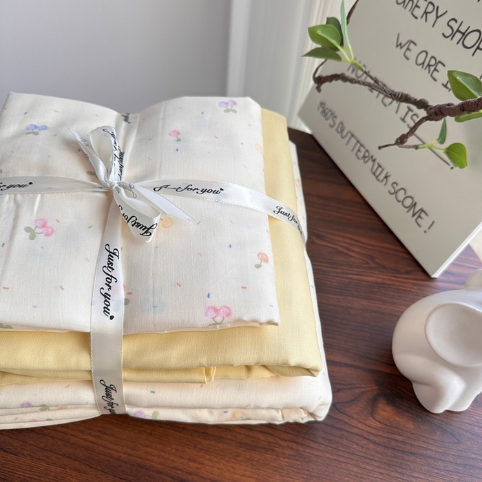 91家纺网 家纺一手货源 找家纺 爱思佳 2024新款A类母婴全棉双层纱印花四件套直播热卖系列三 叠拍图 奶油樱桃