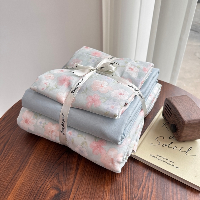 91家纺网 家纺一手货源 找家纺 爱思佳 2024新款A类母婴全棉双层纱印花四件套直播热卖系列三 叠拍图 清浅