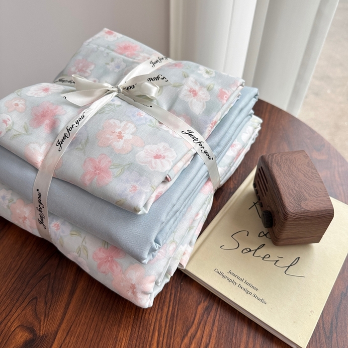 91家纺网 家纺一手货源 找家纺 爱思佳 2024新款A类母婴全棉双层纱印花四件套直播热卖系列三 叠拍图 清浅