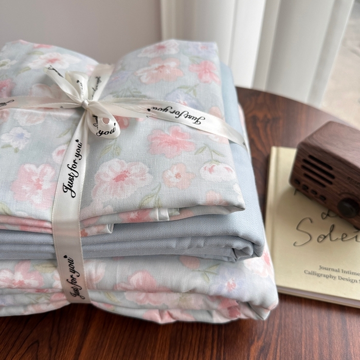 91家纺网 家纺一手货源 找家纺 爱思佳 2024新款A类母婴全棉双层纱印花四件套直播热卖系列三 叠拍图 清浅