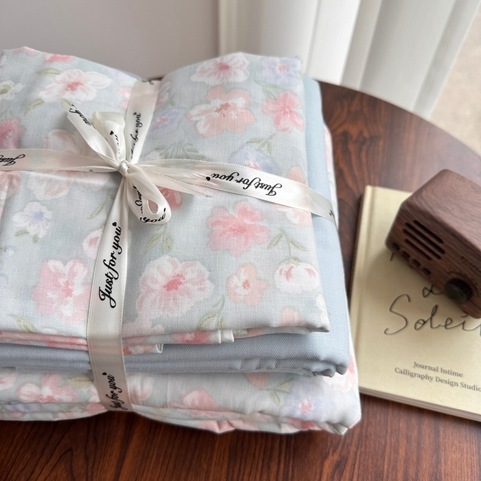 91家纺网 家纺一手货源 找家纺 爱思佳 2024新款A类母婴全棉双层纱印花四件套直播热卖系列三 叠拍图 清浅