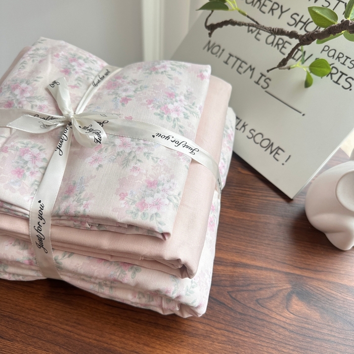 91家纺网 家纺一手货源 找家纺 爱思佳 2024新款A类母婴全棉双层纱印花四件套直播热卖系列三 叠拍图 清桃