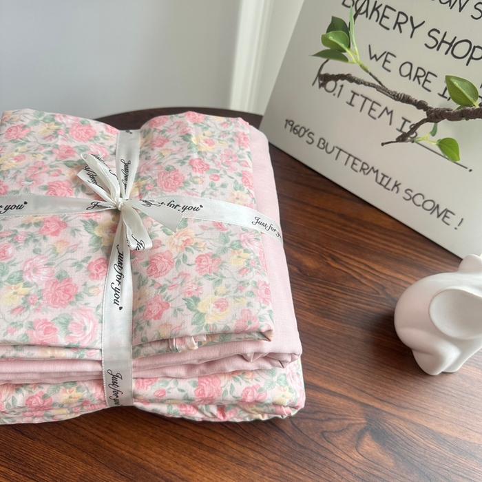 91家纺网 家纺一手货源 找家纺 爱思佳 2024新款A类母婴全棉双层纱印花四件套直播热卖系列三 叠拍图 三月情书