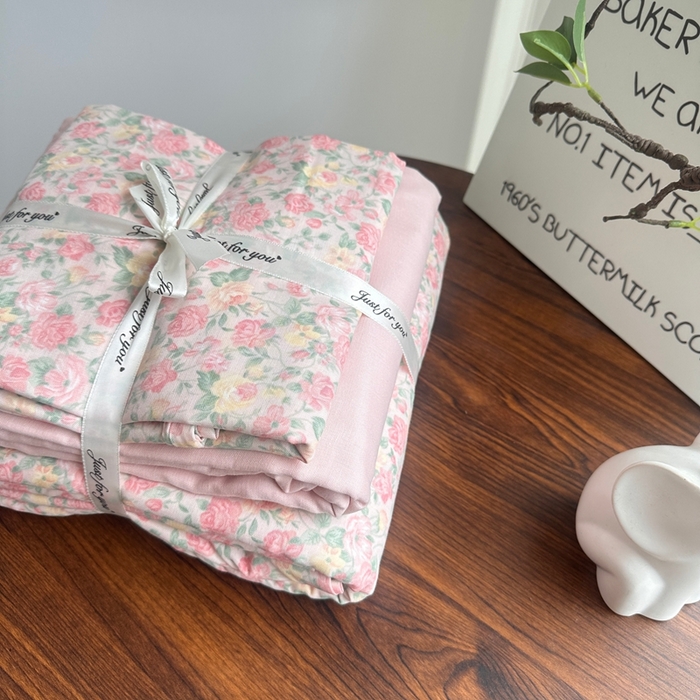 91家纺网 家纺一手货源 找家纺 爱思佳 2024新款A类母婴全棉双层纱印花四件套直播热卖系列三 叠拍图 三月情书