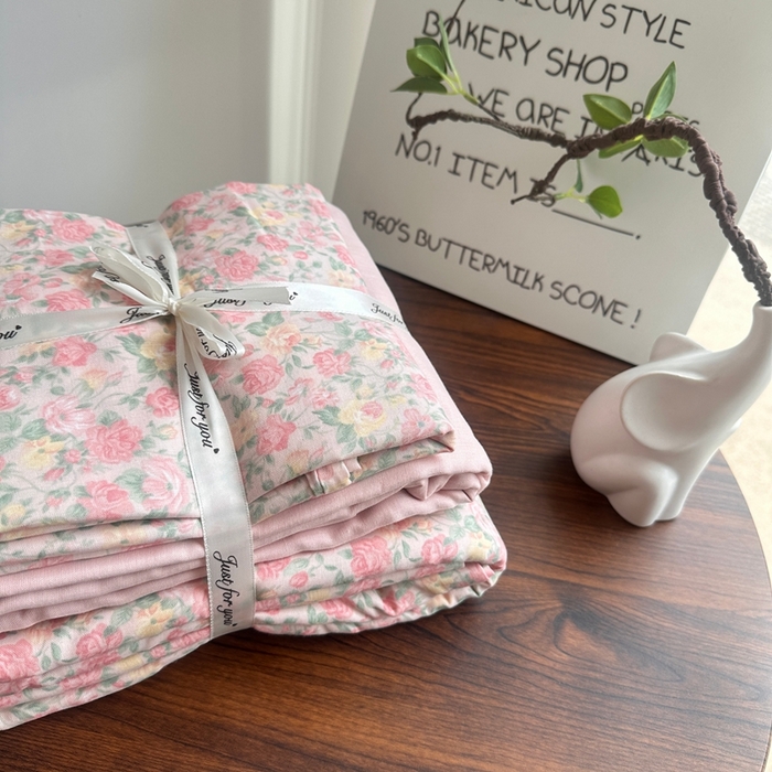 91家纺网 家纺一手货源 找家纺 爱思佳 2024新款A类母婴全棉双层纱印花四件套直播热卖系列三 叠拍图 三月情书