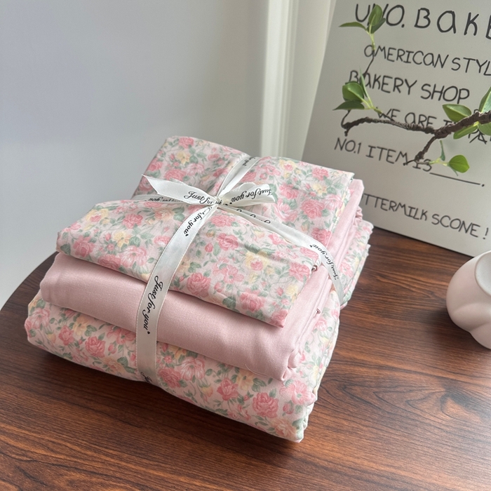 91家纺网 家纺一手货源 找家纺 爱思佳 2024新款A类母婴全棉双层纱印花四件套直播热卖系列三 叠拍图 三月情书