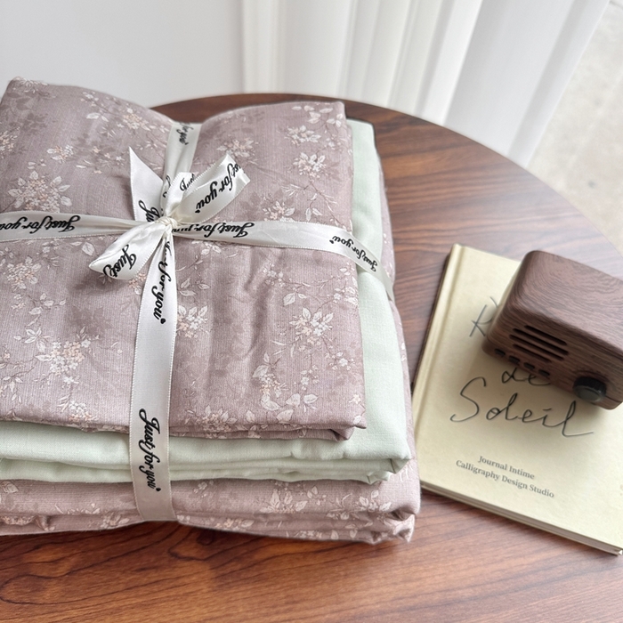 91家纺网 家纺一手货源 找家纺 爱思佳 2024新款A类母婴全棉双层纱印花四件套直播热卖系列三 叠拍图 桑知