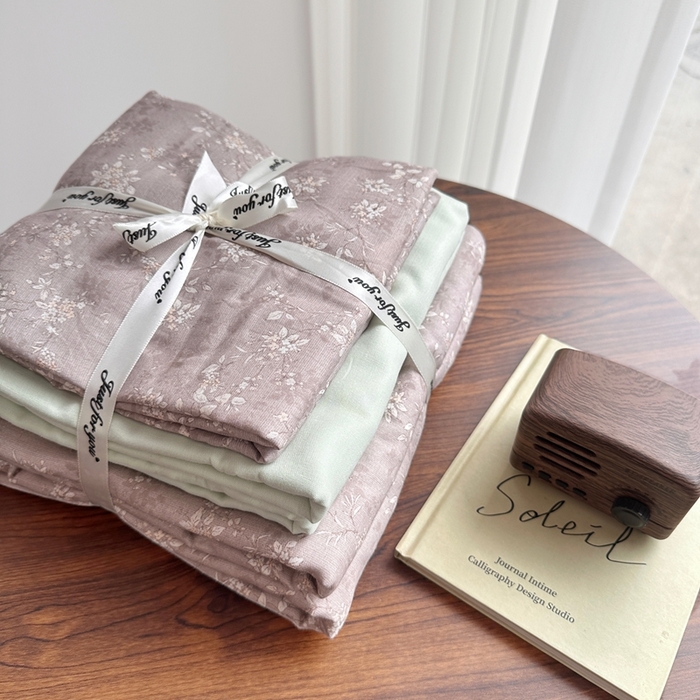 91家纺网 家纺一手货源 找家纺 爱思佳 2024新款A类母婴全棉双层纱印花四件套直播热卖系列三 叠拍图 桑知