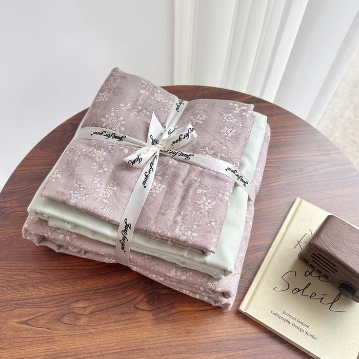 91家纺网 家纺一手货源 找家纺 爱思佳 2024新款A类母婴全棉双层纱印花四件套直播热卖系列三 叠拍图 桑知