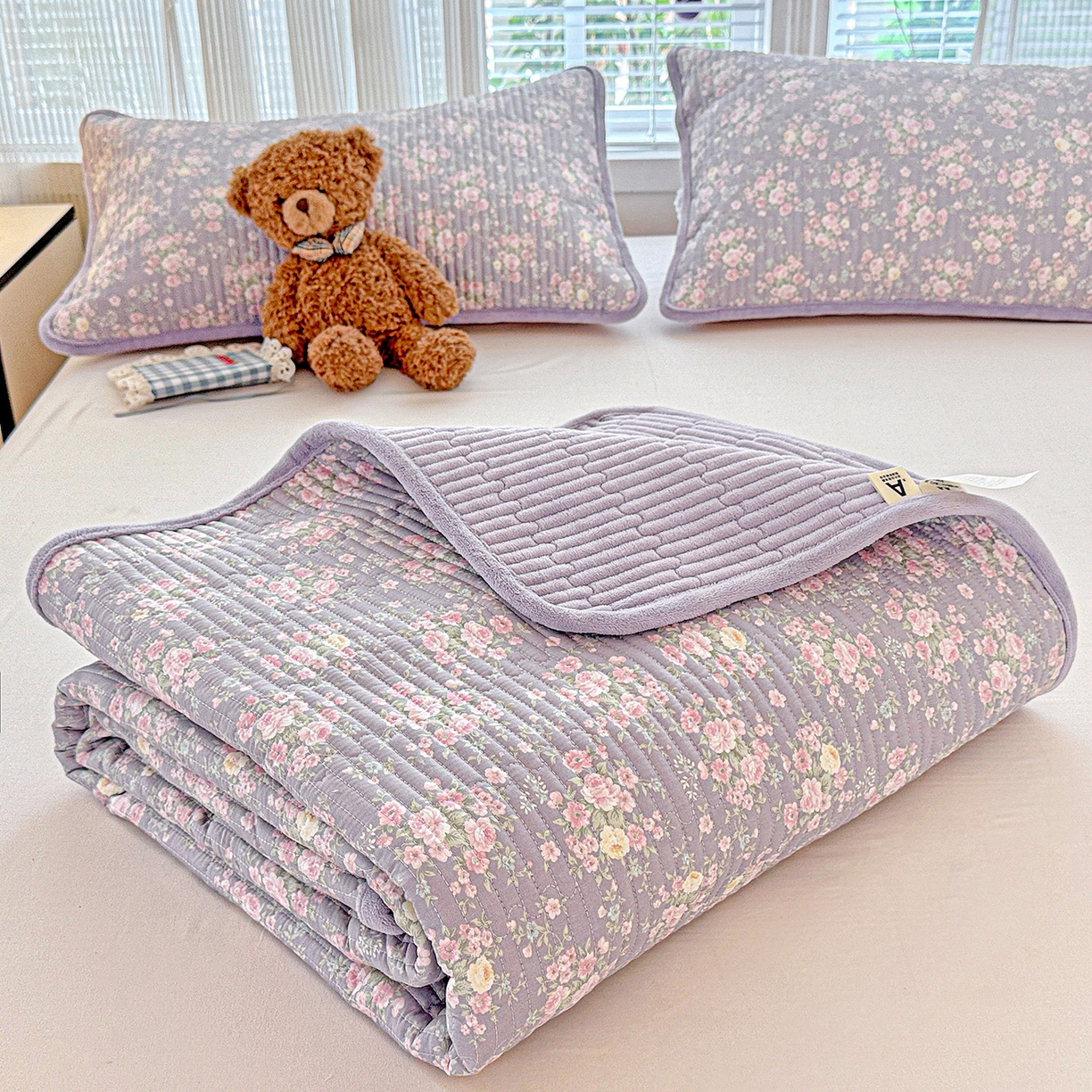 91家纺网 家纺一手货源 找家纺 恒尚居 2025新款学生床盖纯棉牛奶绒正反两用夹棉床单床垫-秋冬款-四季通用【系列一】 花田物语【A纯棉-B宝宝绒】