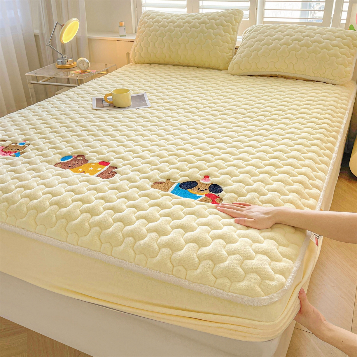 91家纺网 家纺一手货源 找家纺 （总）雯豆家纺 2025新款刺绣牛奶绒夹棉床笠绣花款卡通床笠三件套