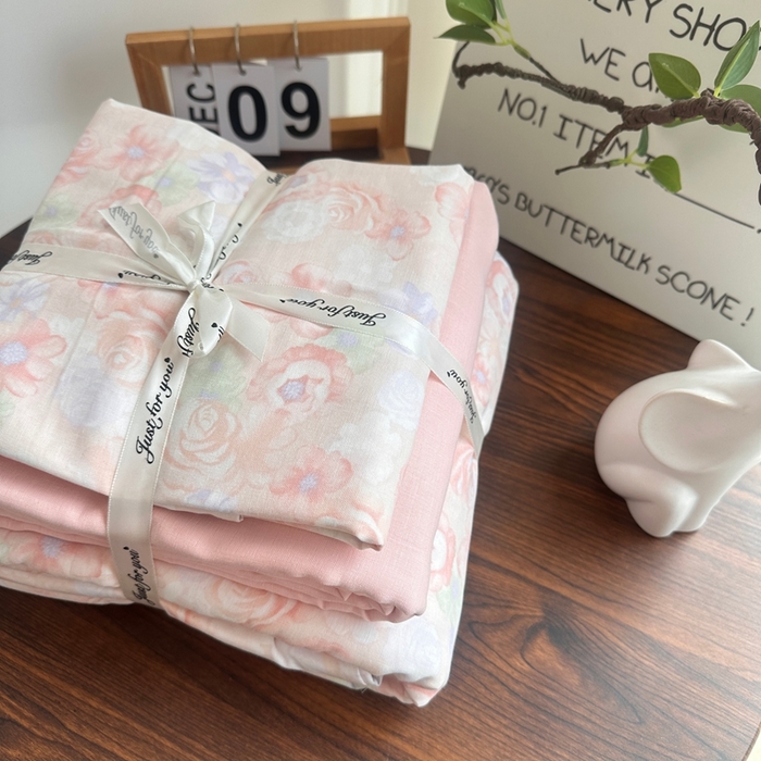 91家纺网 家纺一手货源 找家纺 爱思佳 2024新款A类母婴全棉双层纱印花四件套直播热卖系列三 叠拍图 十里桃花