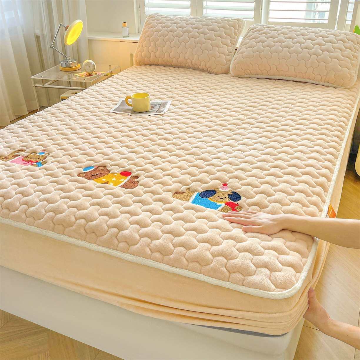 91家纺网 家纺一手货源 找家纺 （总）雯豆家纺 2025新款刺绣牛奶绒夹棉床笠绣花款卡通床笠三件套