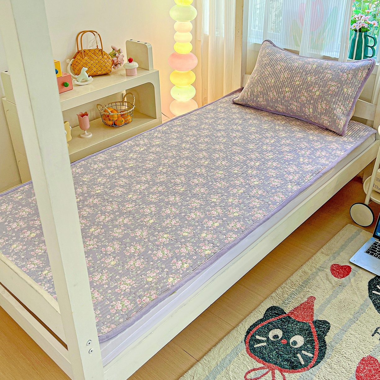 91家纺网 家纺一手货源 找家纺 恒尚居 2025新款学生床盖纯棉牛奶绒正反两用夹棉床单床垫-秋冬款-四季通用【系列一】 花田物语【A纯棉-B宝宝绒】