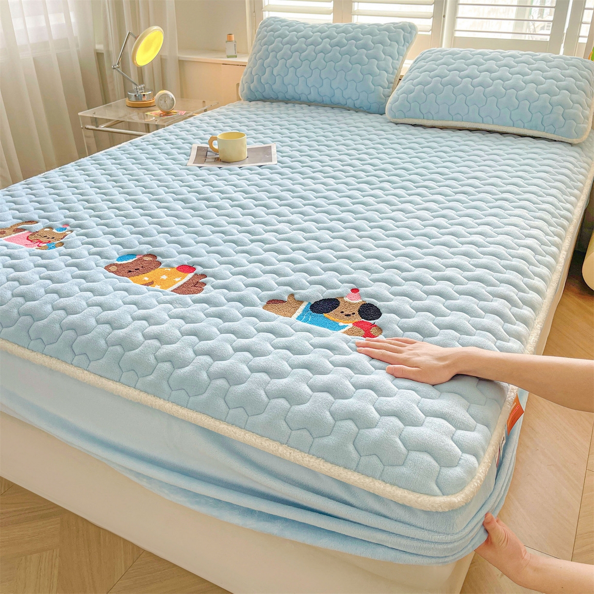 91家纺网 家纺一手货源 找家纺 （总）雯豆家纺 2025新款刺绣牛奶绒夹棉床笠绣花款卡通床笠三件套