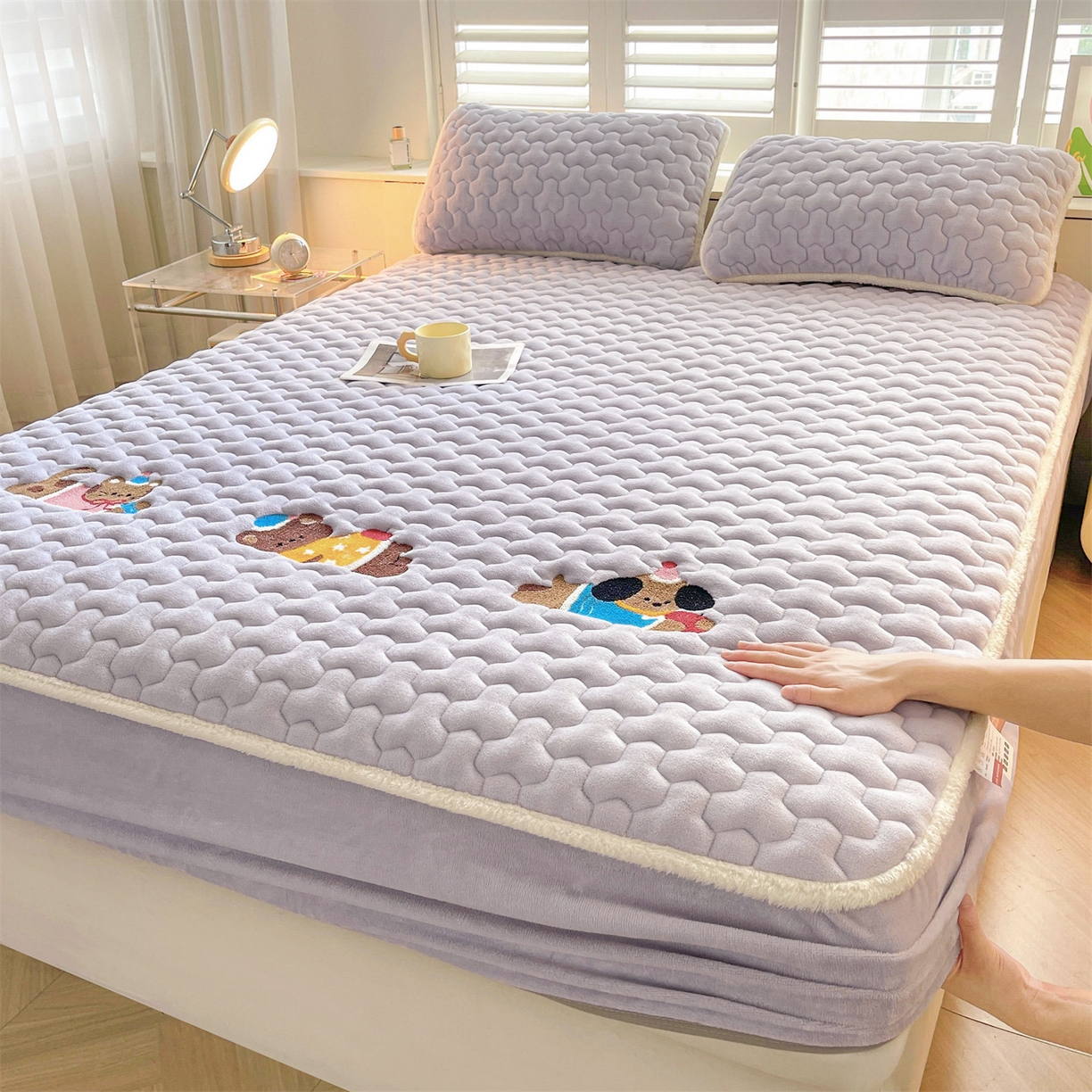 91家纺网 家纺一手货源 找家纺 （总）雯豆家纺 2025新款刺绣牛奶绒夹棉床笠绣花款卡通床笠三件套