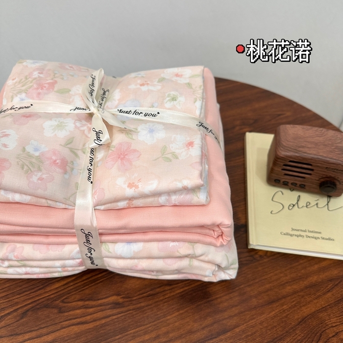 91家纺网 家纺一手货源 找家纺 爱思佳 2024新款A类母婴全棉双层纱印花四件套直播热卖系列三 叠拍图 桃花诺