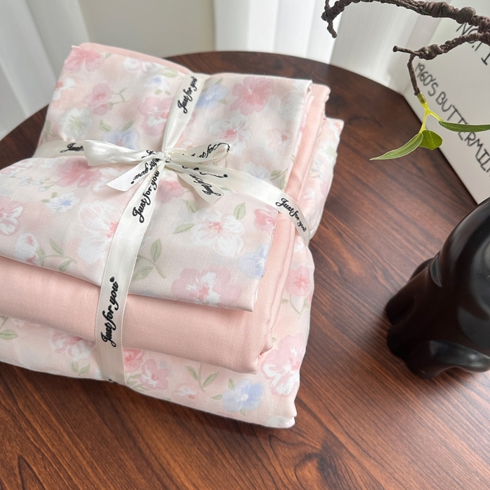 91家纺网 家纺一手货源 找家纺 爱思佳 2024新款A类母婴全棉双层纱印花四件套直播热卖系列三 叠拍图 桃花诺