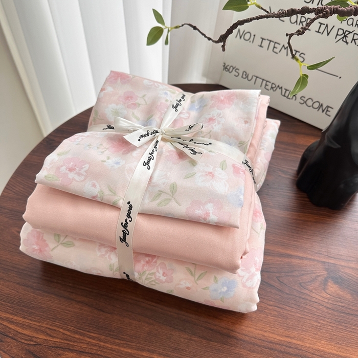 91家纺网 家纺一手货源 找家纺 爱思佳 2024新款A类母婴全棉双层纱印花四件套直播热卖系列三 叠拍图 桃花诺