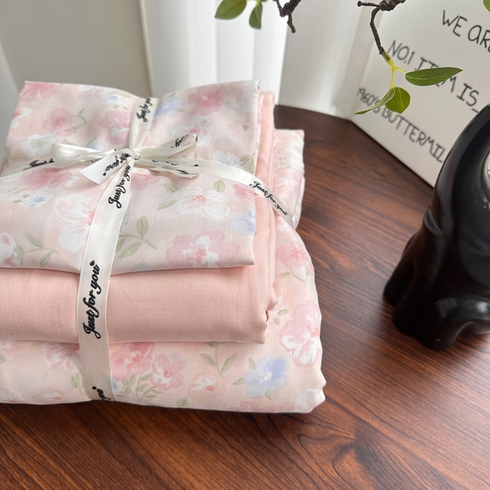 91家纺网 家纺一手货源 找家纺 爱思佳 2024新款A类母婴全棉双层纱印花四件套直播热卖系列三 叠拍图 桃花诺