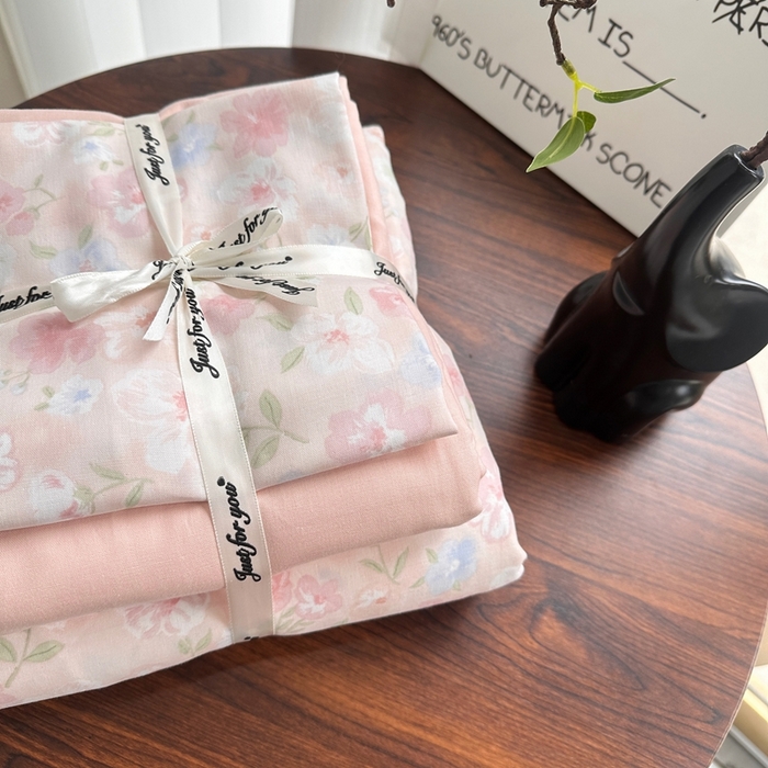 91家纺网 家纺一手货源 找家纺 爱思佳 2024新款A类母婴全棉双层纱印花四件套直播热卖系列三 叠拍图 桃花诺