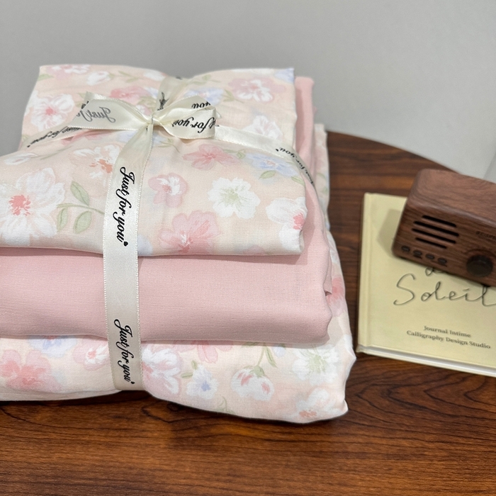 91家纺网 家纺一手货源 找家纺 爱思佳 2024新款A类母婴全棉双层纱印花四件套直播热卖系列三 叠拍图 桃花诺