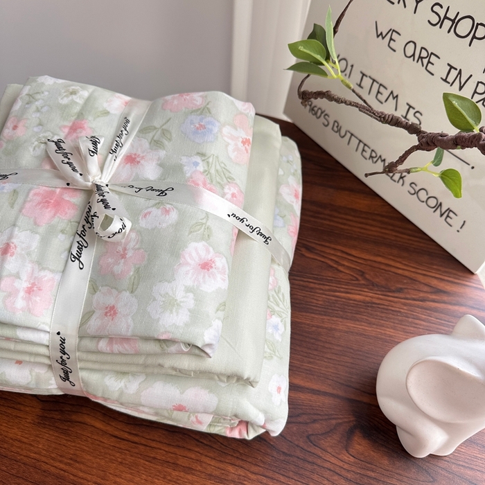 91家纺网 家纺一手货源 找家纺 爱思佳 2024新款A类母婴全棉双层纱印花四件套直播热卖系列三 叠拍图 桃花诺-绿