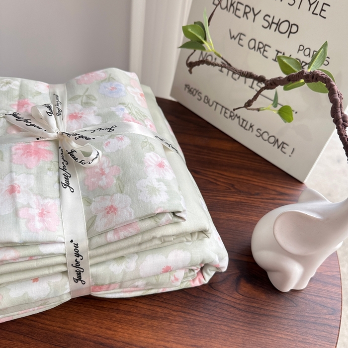 91家纺网 家纺一手货源 找家纺 爱思佳 2024新款A类母婴全棉双层纱印花四件套直播热卖系列三 叠拍图 桃花诺-绿