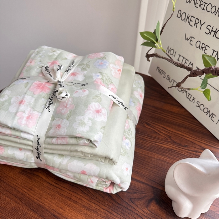 91家纺网 家纺一手货源 找家纺 爱思佳 2024新款A类母婴全棉双层纱印花四件套直播热卖系列三 叠拍图 桃花诺-绿