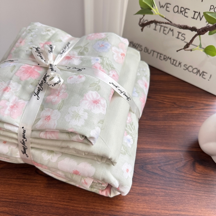 91家纺网 家纺一手货源 找家纺 爱思佳 2024新款A类母婴全棉双层纱印花四件套直播热卖系列三 叠拍图 桃花诺-绿