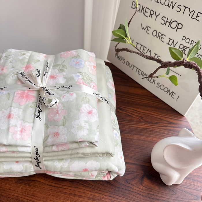 91家纺网 家纺一手货源 找家纺 爱思佳 2024新款A类母婴全棉双层纱印花四件套直播热卖系列三 叠拍图 桃花诺-绿