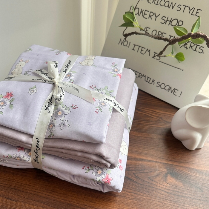 91家纺网 家纺一手货源 找家纺 爱思佳 2024新款A类母婴全棉双层纱印花四件套直播热卖系列三 叠拍图 兔野花园