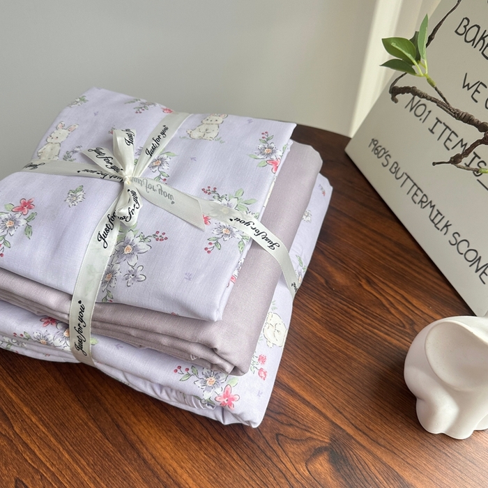 91家纺网 家纺一手货源 找家纺 爱思佳 2024新款A类母婴全棉双层纱印花四件套直播热卖系列三 叠拍图 兔野花园