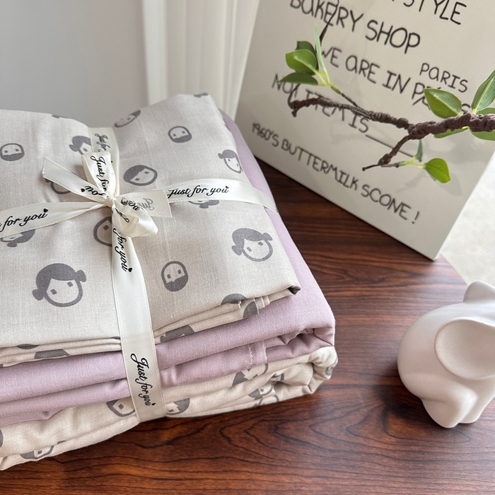 91家纺网 家纺一手货源 找家纺 爱思佳 2024新款A类母婴全棉双层纱印花四件套直播热卖系列三 叠拍图 丸子头