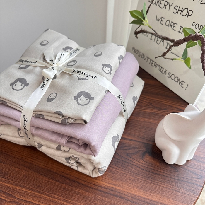 91家纺网 家纺一手货源 找家纺 爱思佳 2024新款A类母婴全棉双层纱印花四件套直播热卖系列三 叠拍图 丸子头