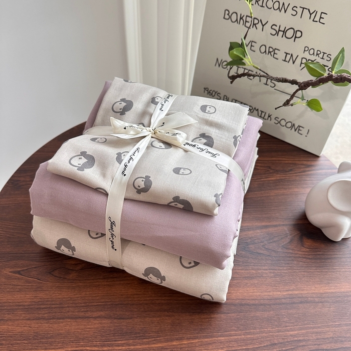 91家纺网 家纺一手货源 找家纺 爱思佳 2024新款A类母婴全棉双层纱印花四件套直播热卖系列三 叠拍图 丸子头