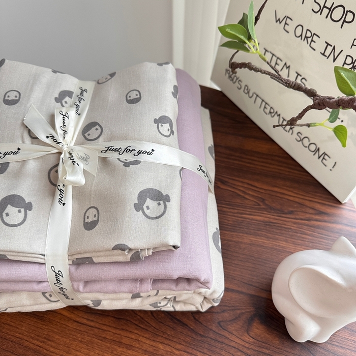 91家纺网 家纺一手货源 找家纺 爱思佳 2024新款A类母婴全棉双层纱印花四件套直播热卖系列三 叠拍图 丸子头