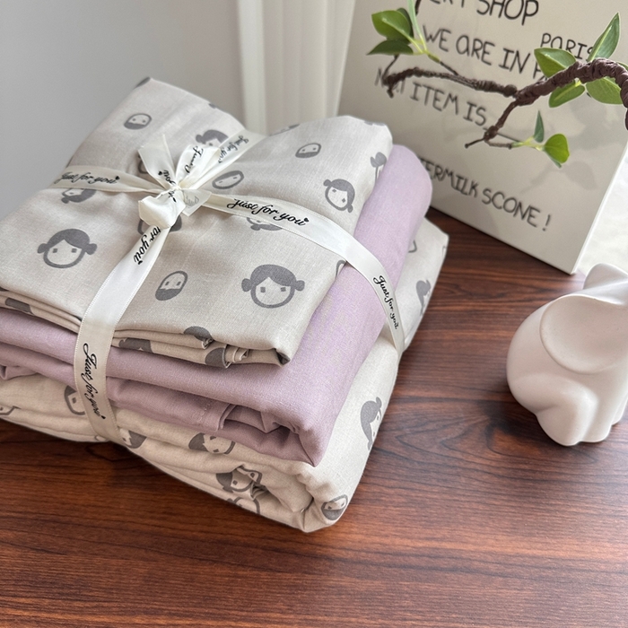 91家纺网 家纺一手货源 找家纺 爱思佳 2024新款A类母婴全棉双层纱印花四件套直播热卖系列三 叠拍图 丸子头