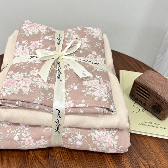 91家纺网 家纺一手货源 找家纺 爱思佳 2024新款A类母婴全棉双层纱印花四件套直播热卖系列三 叠拍图 屋顶花园