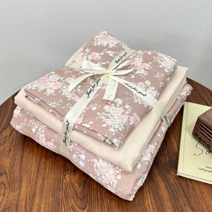 91家纺网 家纺一手货源 找家纺 爱思佳 2024新款A类母婴全棉双层纱印花四件套直播热卖系列三 叠拍图 屋顶花园