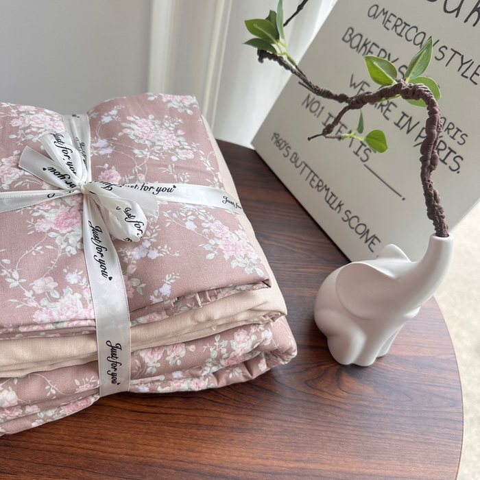 91家纺网 家纺一手货源 找家纺 爱思佳 2024新款A类母婴全棉双层纱印花四件套直播热卖系列三 叠拍图 屋顶花园