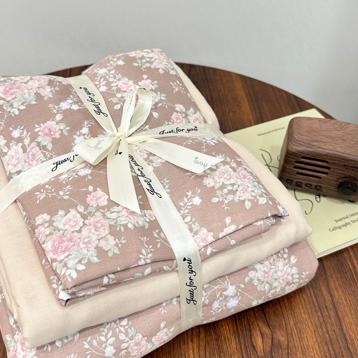 91家纺网 家纺一手货源 找家纺 爱思佳 2024新款A类母婴全棉双层纱印花四件套直播热卖系列三 叠拍图 屋顶花园