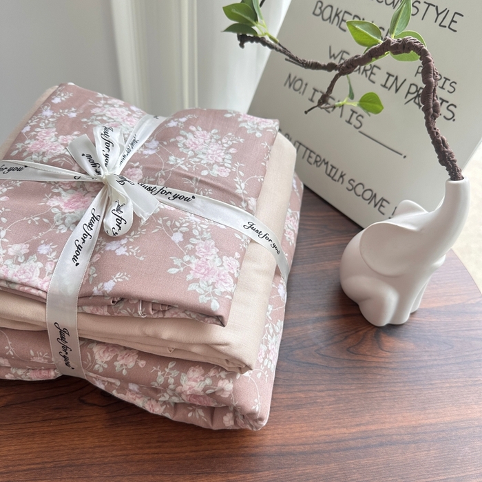 91家纺网 家纺一手货源 找家纺 爱思佳 2024新款A类母婴全棉双层纱印花四件套直播热卖系列三 叠拍图 屋顶花园