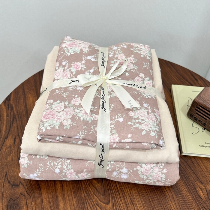 91家纺网 家纺一手货源 找家纺 爱思佳 2024新款A类母婴全棉双层纱印花四件套直播热卖系列三 叠拍图 屋顶花园